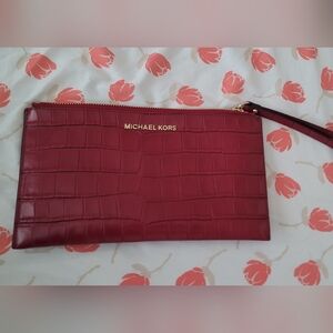 Micheal kors wristlet wallet